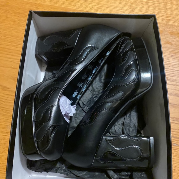 Vegan leather 50’s style pump with embroidered flames - Picture 2 of 4